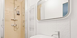 A modern bathroom with a shower, a toilet, and a sink. - Studio cosy au cœur du Haut-Marais – Calme & Élégance • 2 personnes (Paris)