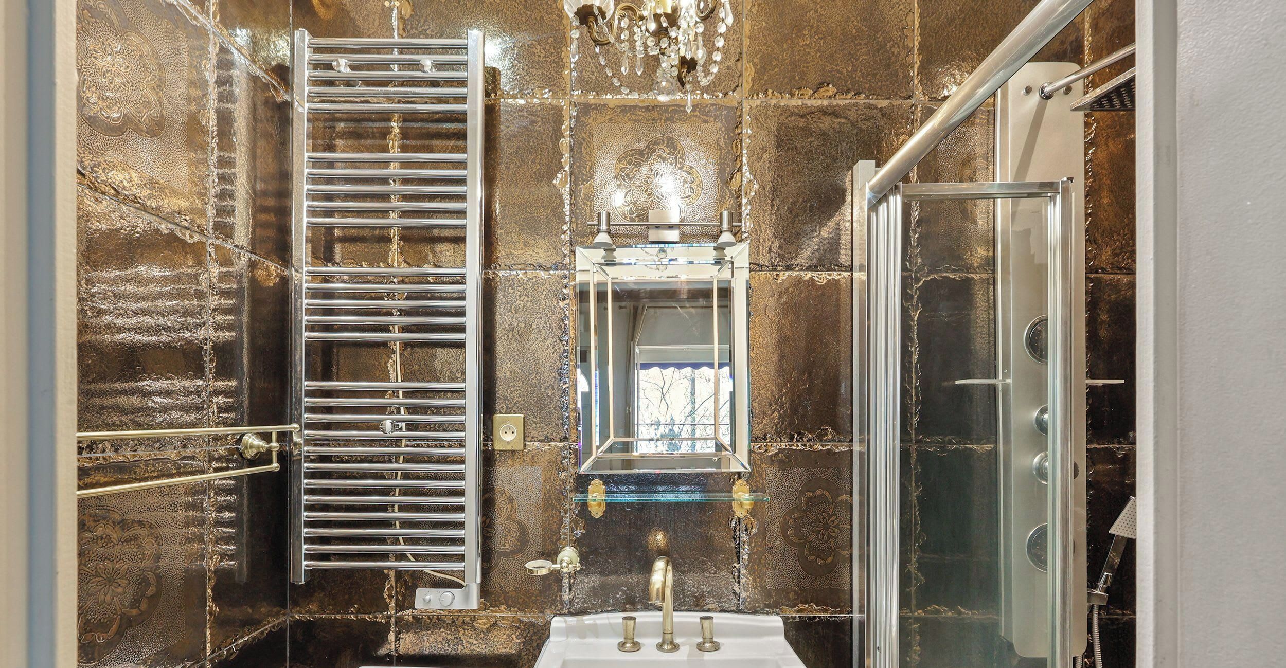 Dusche, Haartrockner, Handtücher, Shampoo