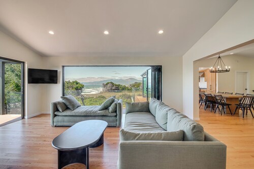 Beachfront, Pool, and Views on Oregon Coast: 5BR
