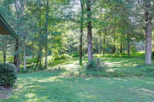 Deck & Wooded Views! 2 Mi to Frederick Gunn School