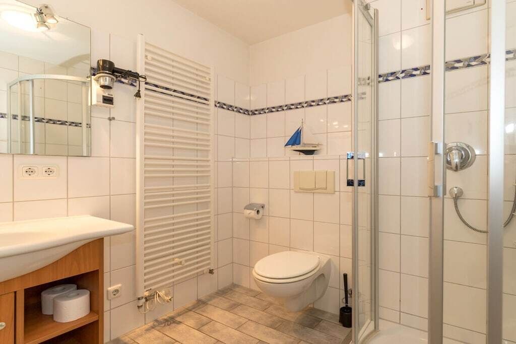 Ein Badezimmer mit Toilette, Dusche und Waschbecken.