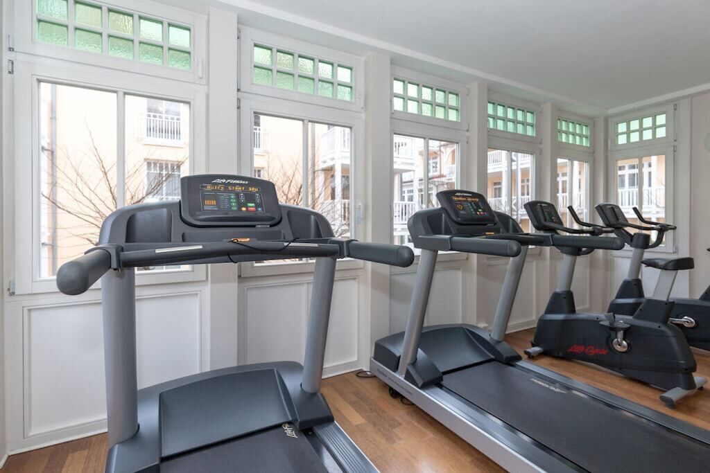 Ein Fitnessstudio mit Laufbändern und Trainingsgeräten.