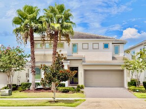 A two-story residential house with a garage, a driveway, and a well-maintained lawn. - Sonoma Resort, 6 Suites, Prime Location, Private Pool, Cinema & Games (Kissimmee)