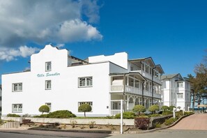 A white building with balconies and a sign that reads 'Villa Secadler.' - 621 in the Strandvilla Seeadler (Ostseebad Binz)