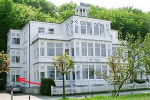 A multi-story building with a white facade, a balcony on the upper floor, and a sign that reads 'Villa Agnes.' - Holiday apartment with 1 bedroom (Ostseebad Binz)