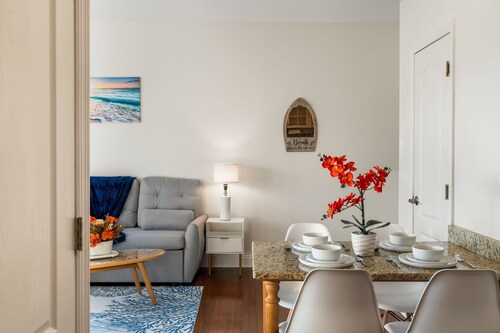 Breezy Beach Getaway, 3 Min Walk to Beach