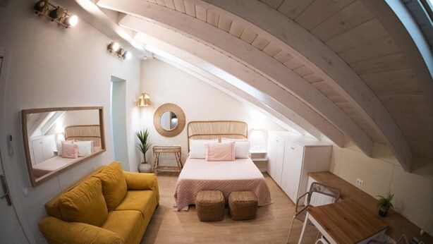 A bedroom with a bed, a sofa, a desk, and a chair. - Cozy Studio with All Amenities in One Space (El Puerto de Santa María)