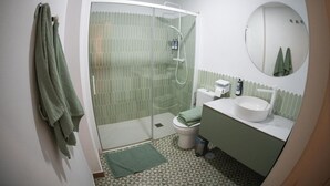 A bathroom with a shower, toilet, sink, and a mirror. - Cozy Studio with All Amenities in One Space (El Puerto de Santa María)