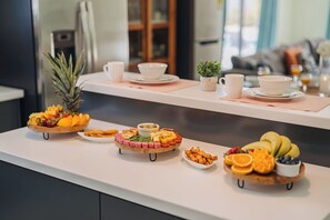 Ein Buffet mit verschiedenen Speisen und einem kleinen Topfpflanzen.