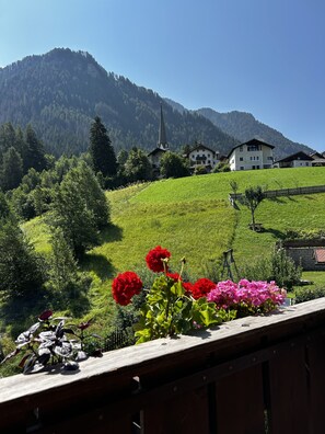 A rural landscape with a church, houses, and a wooden fence. - Apartment "Seiser Alm" with Mountain View, Shared Garden and Wi-Fi (Passua)
