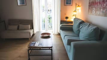 Ein modernes Wohnzimmer mit einer Couch, einem Couchtisch und einer Lampe.