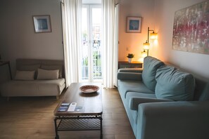 Ein modernes Wohnzimmer mit einer Couch, einem Couchtisch und einer Lampe.