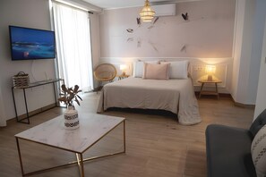 A modern bedroom with a bed, bedside tables, a TV, and a decorative vase on a table. - Spacious, Well-Equipped Superior Apartment (El Puerto de Santa María)
