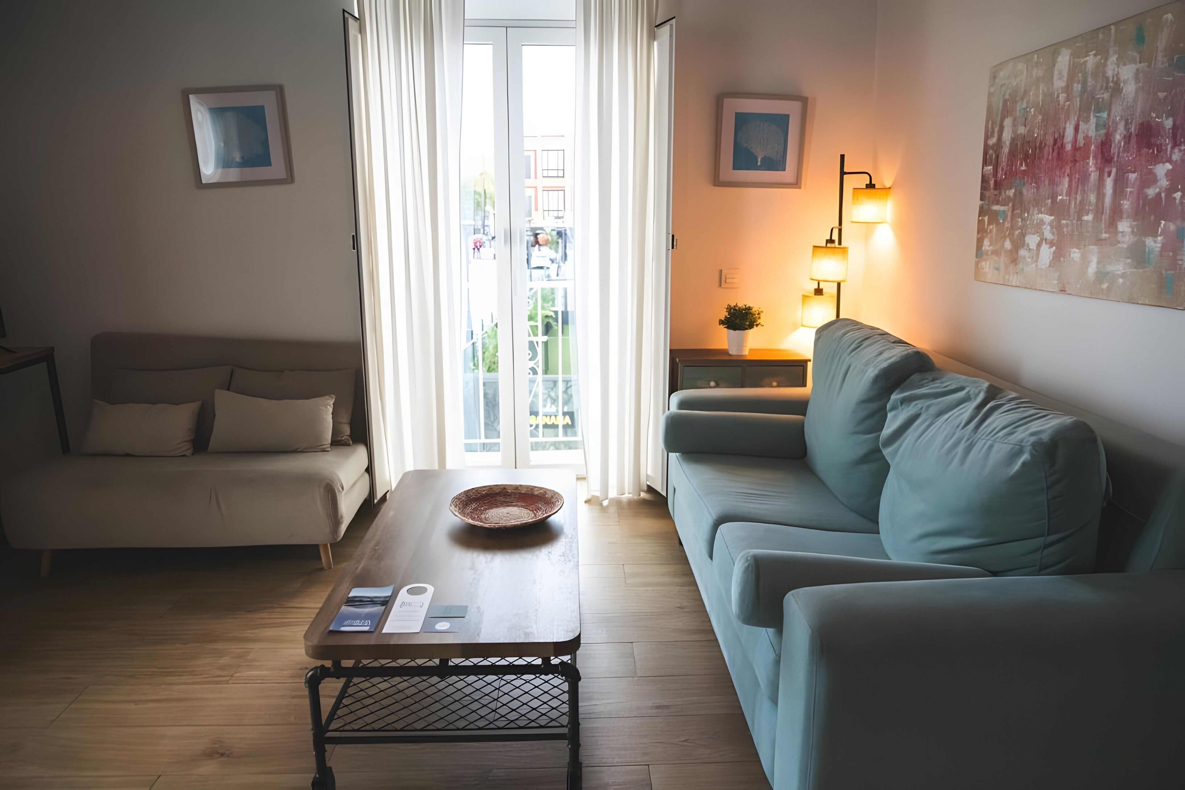 Un salon moderne avec un canapé, une table basse et une lampe.
