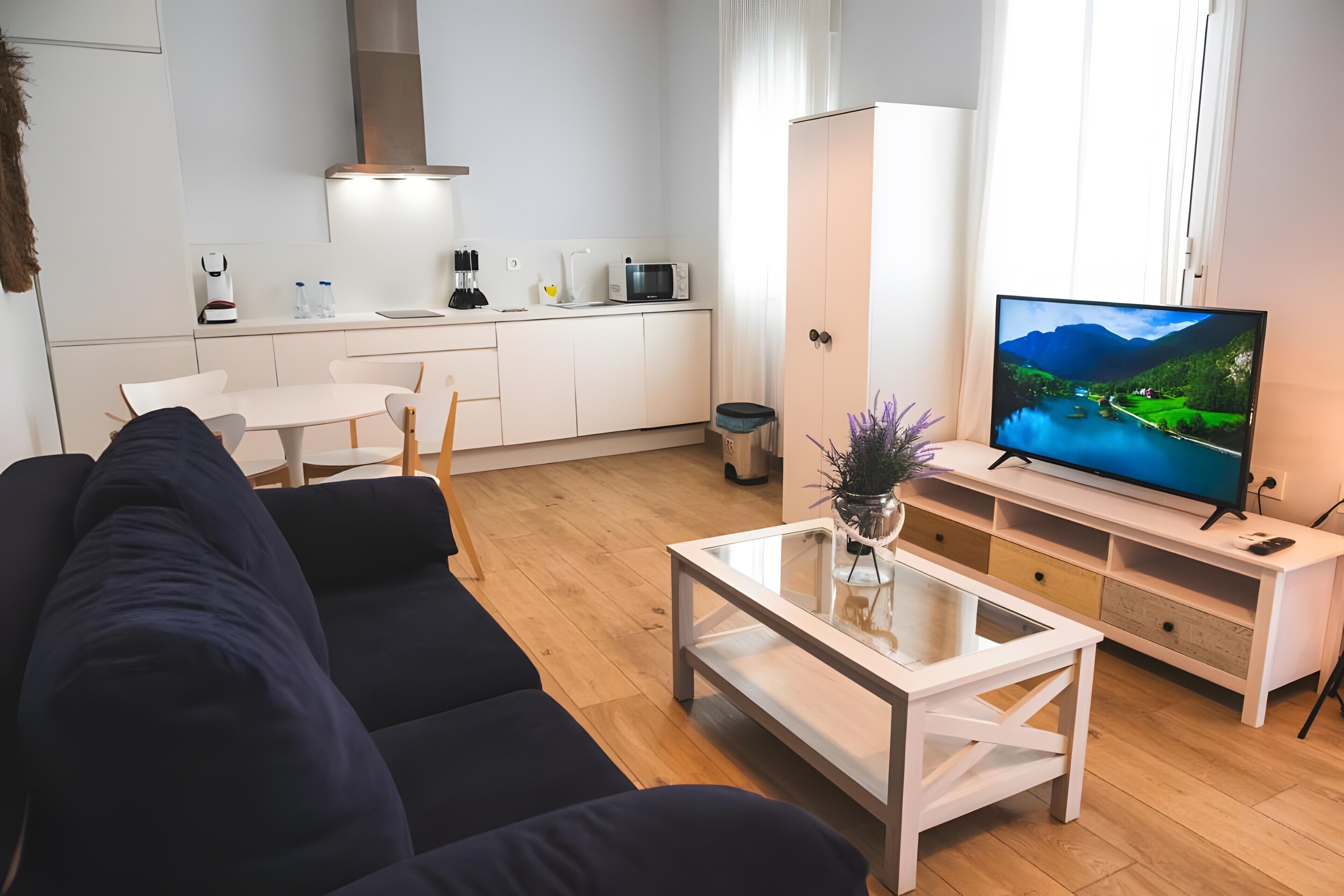 Una sala de estar moderna con un sofá, una mesa de centro y un televisor.