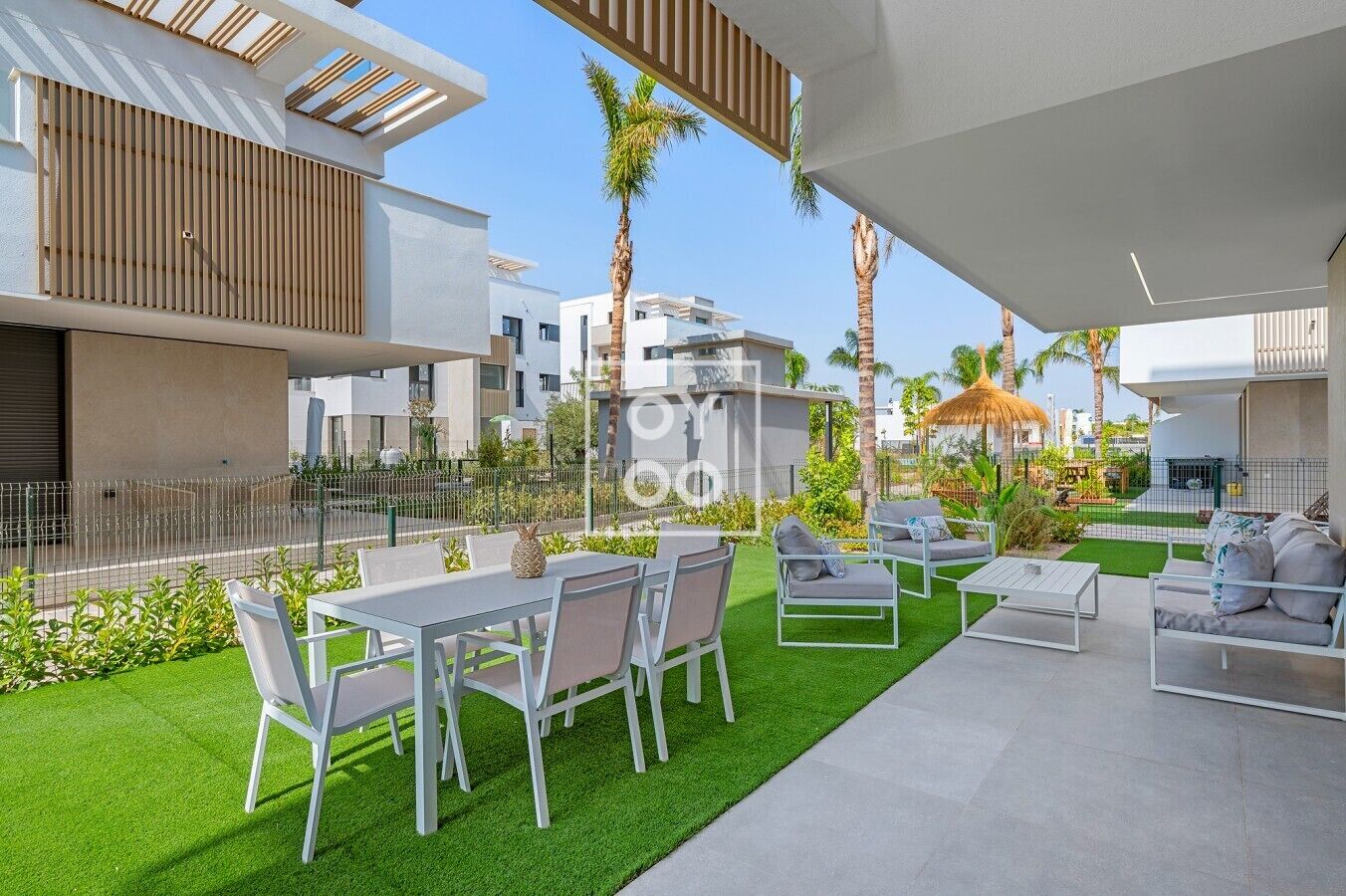 Eine moderne Außenpatio mit Essbereich, Sitzgelegenheiten und Blick auf die umliegenden Gebäude.