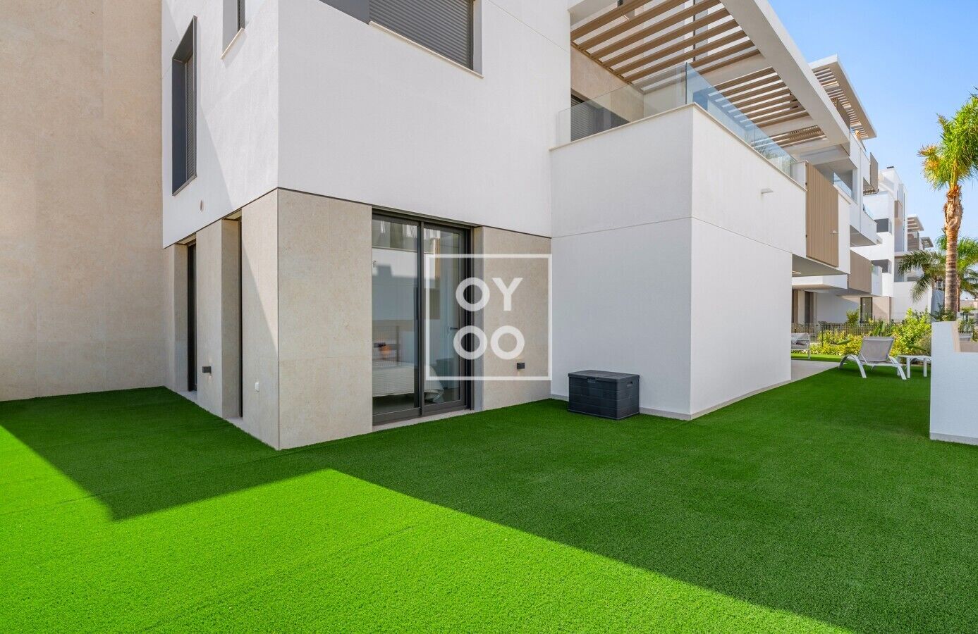 Un bâtiment moderne doté d’un toit plat, de grandes fenêtres et d’une pelouse verdoyante bien entretenue.