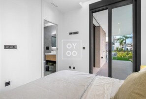 Room - Santa Rosalía Tropical Garden Corner, pool, lagoon, beach bar, gym by OYOOSTAYS (Torre-Pacheco)