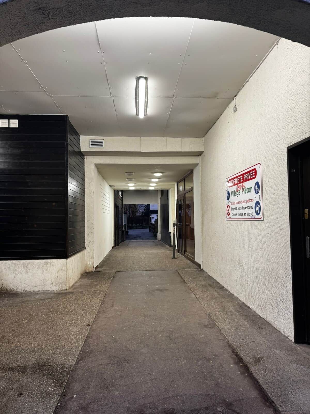 Un corridoio con un segnale che indica proprietà privata e accesso limitato.