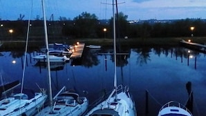 A marina with several boats docked at night. - Holiday apartment with 2 bedrooms (Ueckermünde)