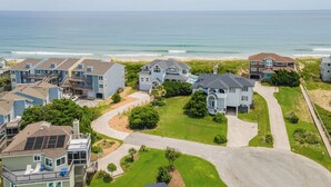 Una zona residenziale sulla costa, con case, una spiaggia e vista libera sull'oceano.