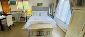 Tranquil Villa Retreat at Oaksrest Vineyards, Ladismith
