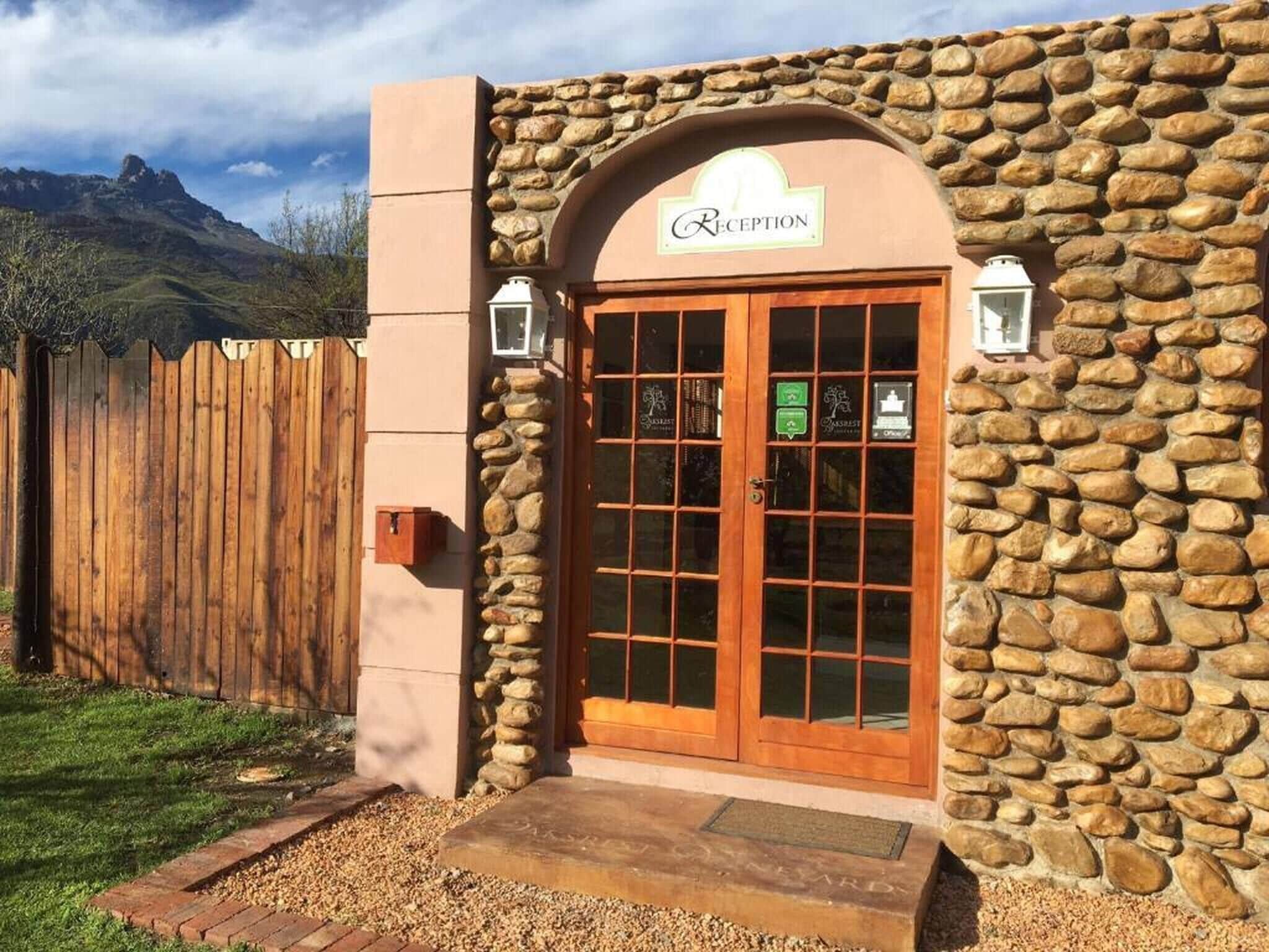 Edificio de piedra con recepción, puerta de madera y pared de piedra.