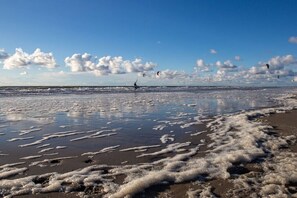 A beach with waves and foam on the sand. - Holiday home with 3 bedrooms (St.Peter-Ording)