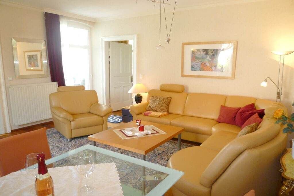 Smart TV, DVD player, books, stereo