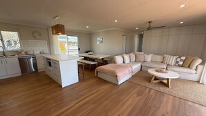 Smart TV - 7 Second Street - Close to beach, Off peak special available! (Wool Bay)