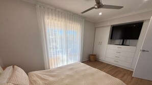 Iron/ironing board, free WiFi - 7 Second Street - Close to beach, Off peak special available! (Wool Bay)