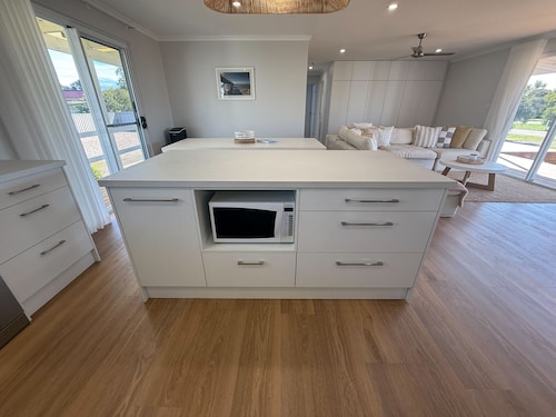 7 Second Street - Close to beach, Off peak special available!