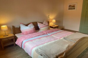 A bedroom with a bed, two bedside tables, and lamps. - Holiday home at Krechenbach (Eckarts)