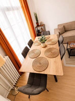 Dining - Vrbo Property (Montrouge)