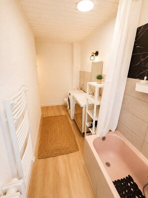 Bathroom - Vrbo Property (Montrouge)