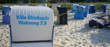 Propiedad frente a la playa con un cartel que indica Villa Glückspilz, habitación número 25.