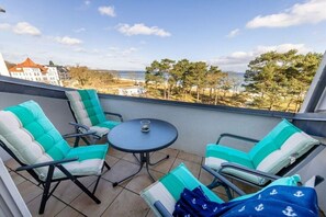 A balcony with outdoor seating and a view of the sea. - Seaside joy at the Baltic Sea House (Binz)