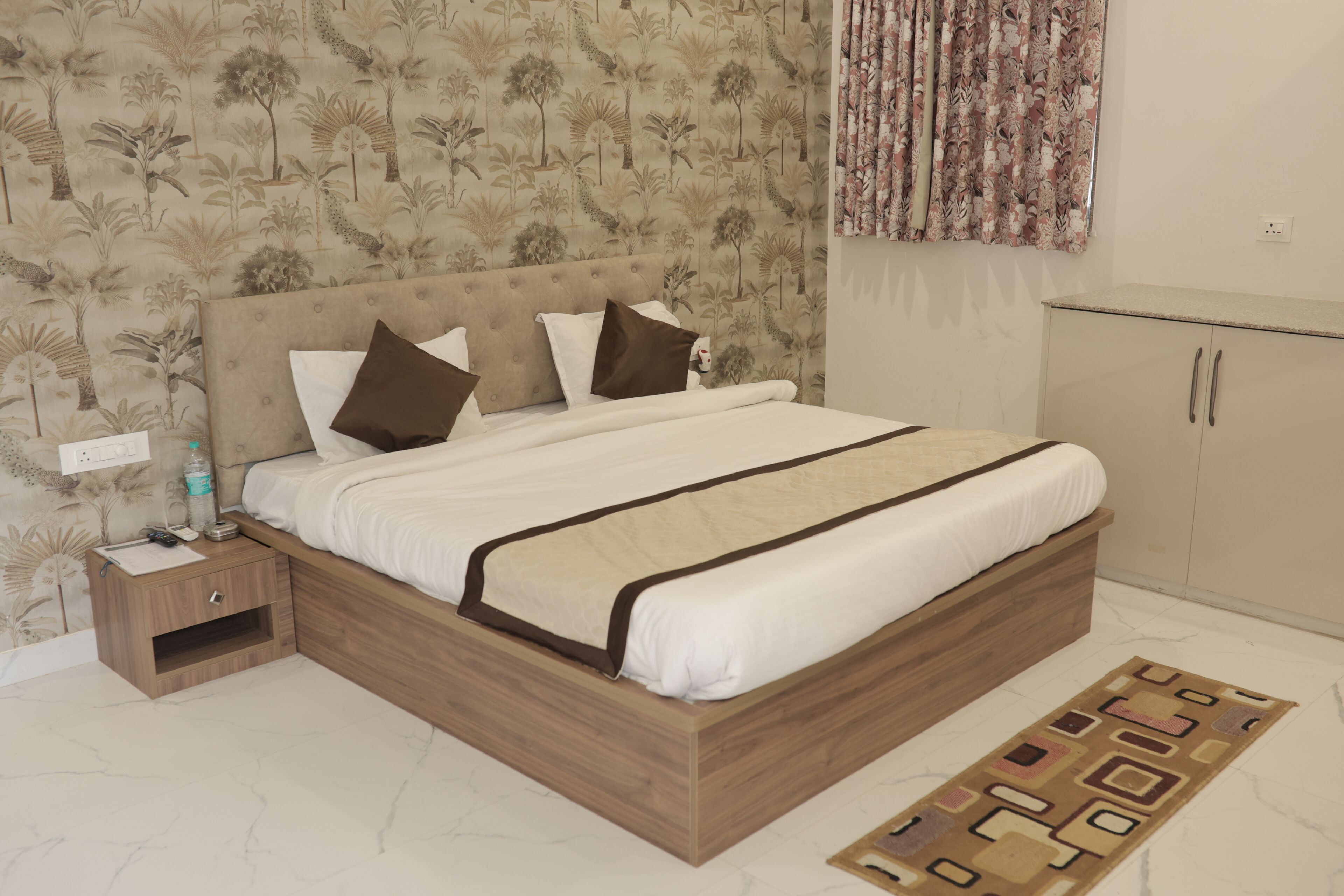 Quarto com cama, mesa de cabeceira e guarda-roupa.