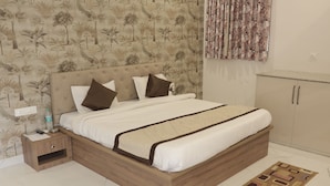 Quarto com cama, mesa de cabeceira e guarda-roupa.
