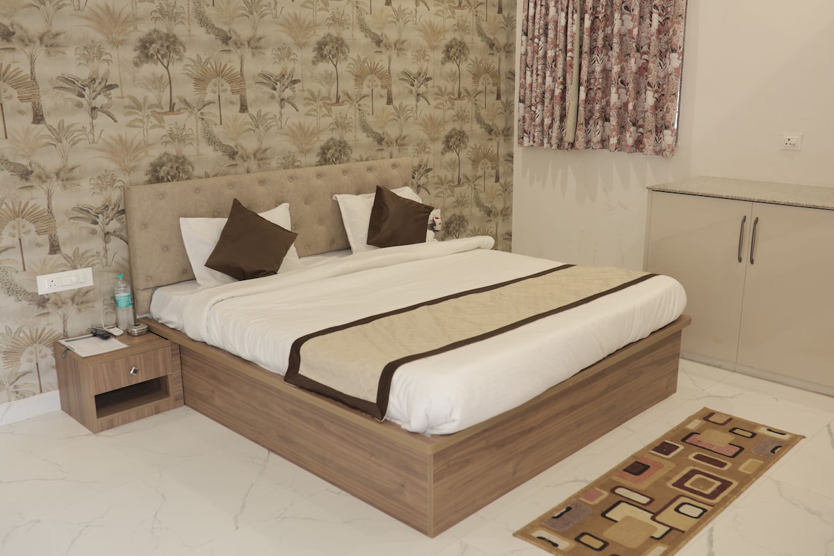 Quarto com cama, mesa de cabeceira e guarda-roupa.