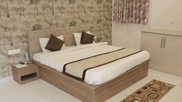 Quarto com cama, mesa de cabeceira e guarda-roupa.