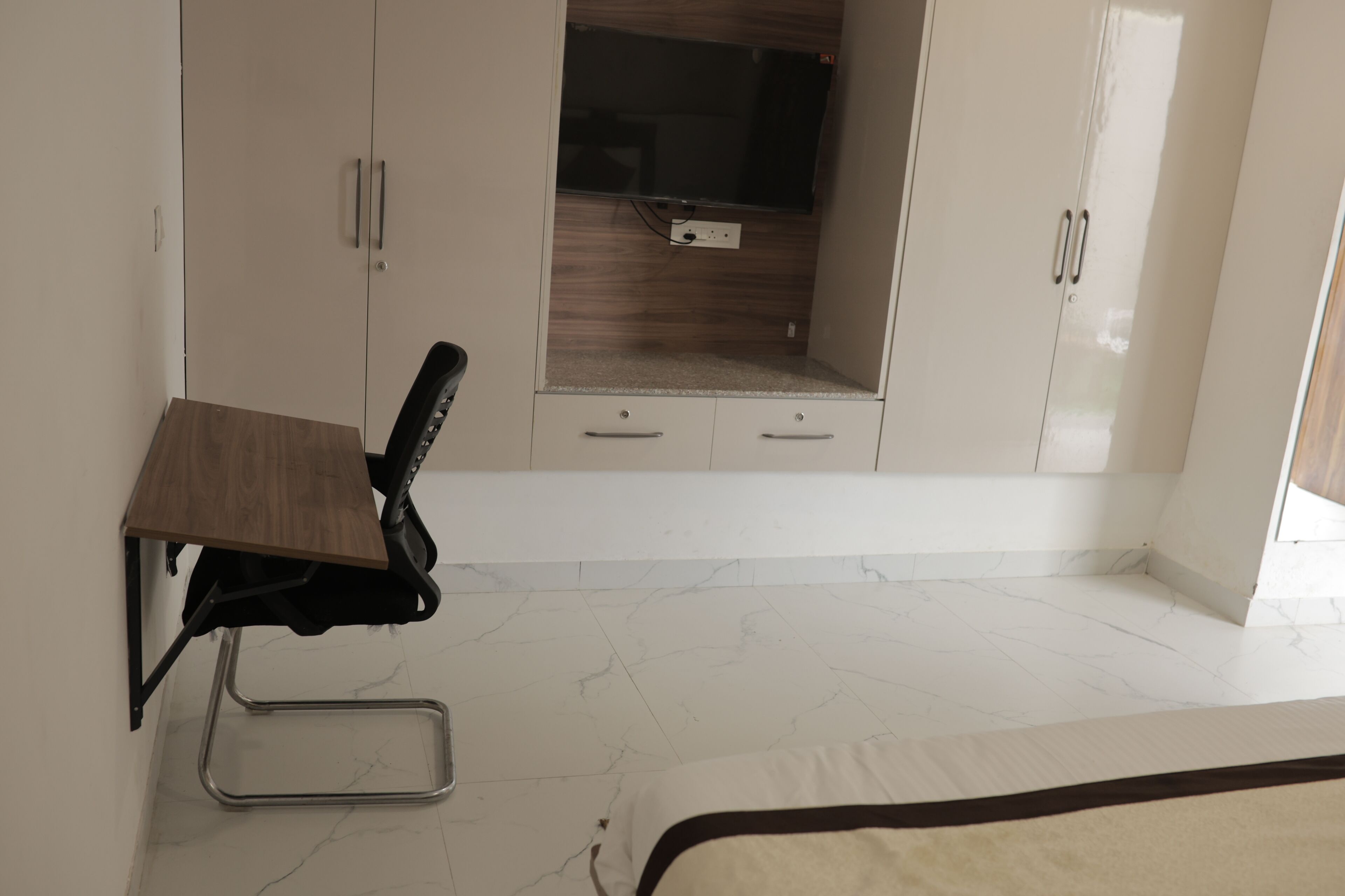Une chambre à coucher avec un lit, un bureau et une armoire.