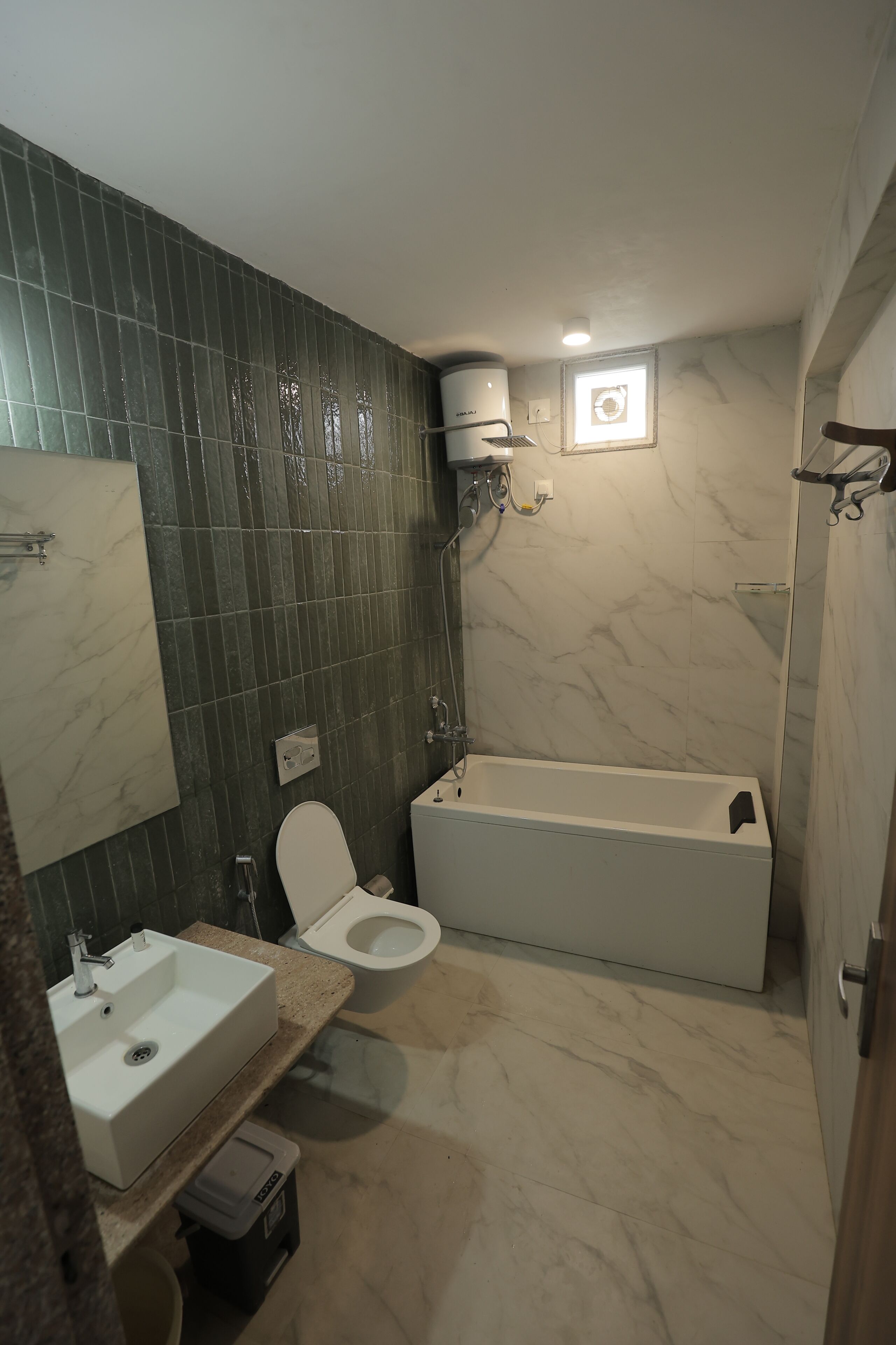 Un baño con bañera, inodoro, lavabo y zona de ducha.