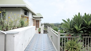 Um edifício residencial com um caminho de tijolos que leva a uma porta de madeira.