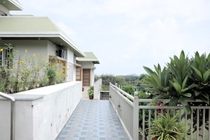 Um edifício residencial com um caminho de tijolos que leva a uma porta de madeira.