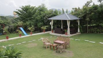 Deluxe Apartment, Courtyard View | Property grounds
