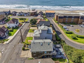 Ein Wohngebiet mit Häusern, einer Straße und einem Strand im Hintergrund.