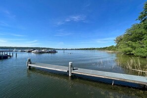 Un port de plaisance avec des bateaux amarrés, une eau calme et un ciel dégagé.