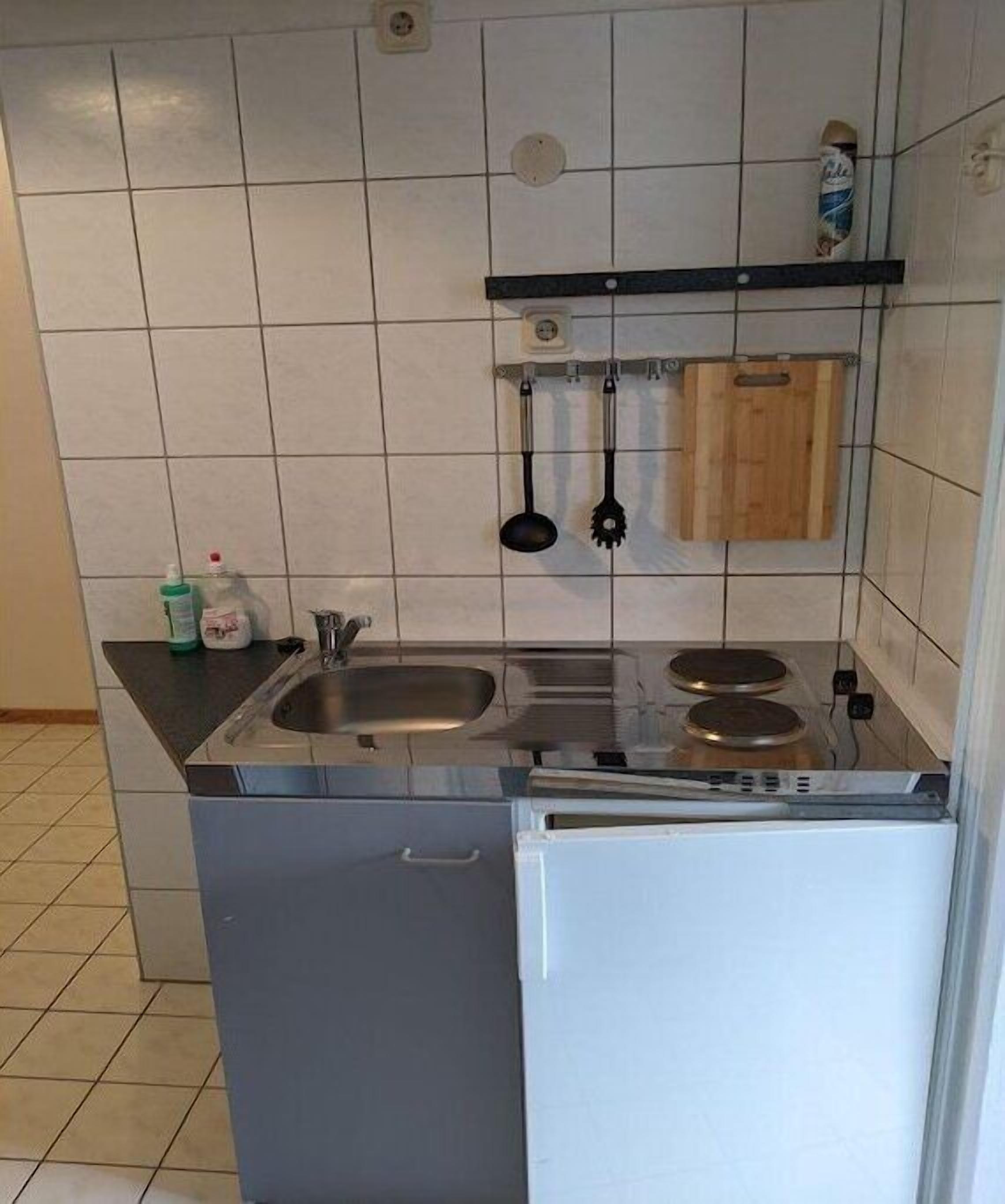 Kühlschrank, Herdplatte, Esstisch