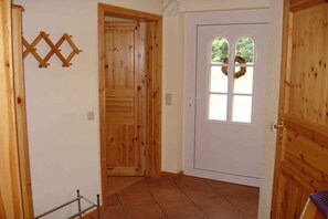 A wooden door with a window, a wall-mounted decorative item, and a tiled floor. - 2 on the Grafel farm (Kirchlinteln-Stemmen)